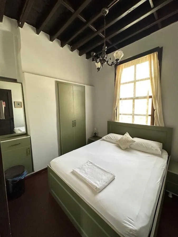 Lords Hostel & Pub Antalya